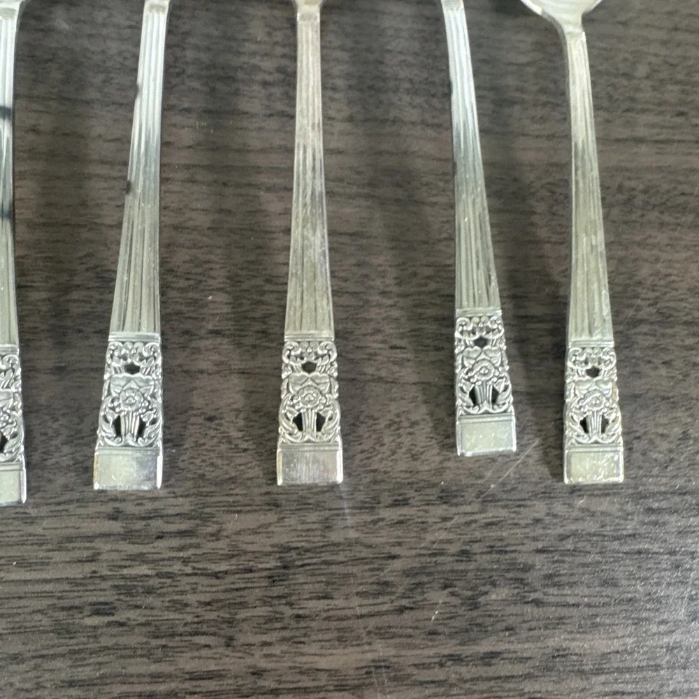 8 Vintage 1936 ONEIDA COMMUNITY CORONATION‎  7 1/4 inch silverplate dinner spoon